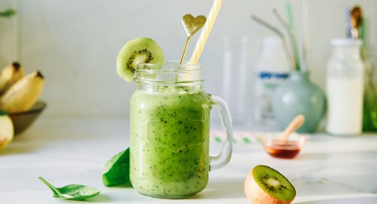 https://leaf.nutrisystem.com/wp-content/uploads/2016/03/kiwi-vanilla-smoothie-740x400.jpg