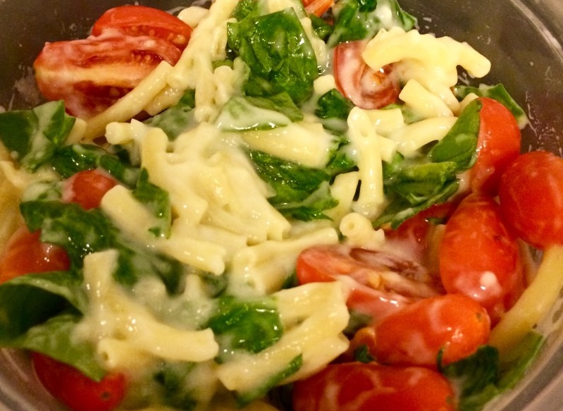 Easy Meals for One Person Creamy Spinach and Tomato Mac and Cheese 2