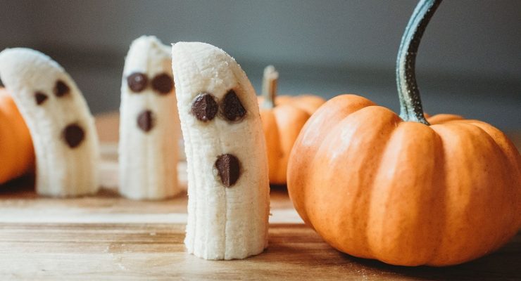 Halloween banana ghosts with pumpkins