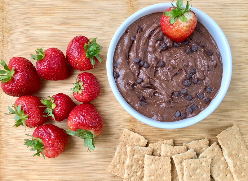 low-calorie black bean brownie dessert dip. healthy dip recipes