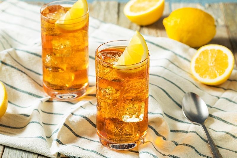 two glasses of iced tea with lemons