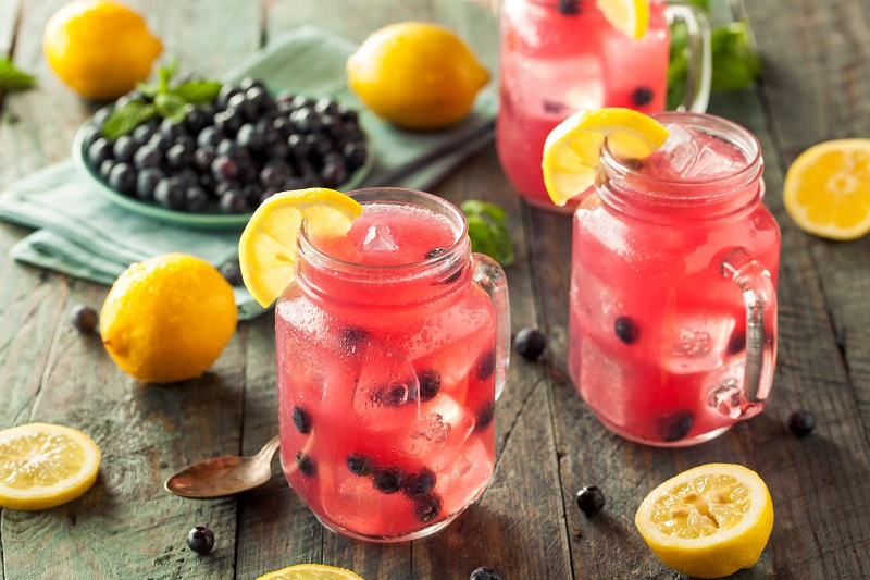 Non-alcoholic mocktail with berry lemonade