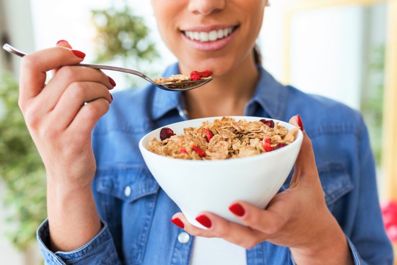woman eating breakfast to lose weight