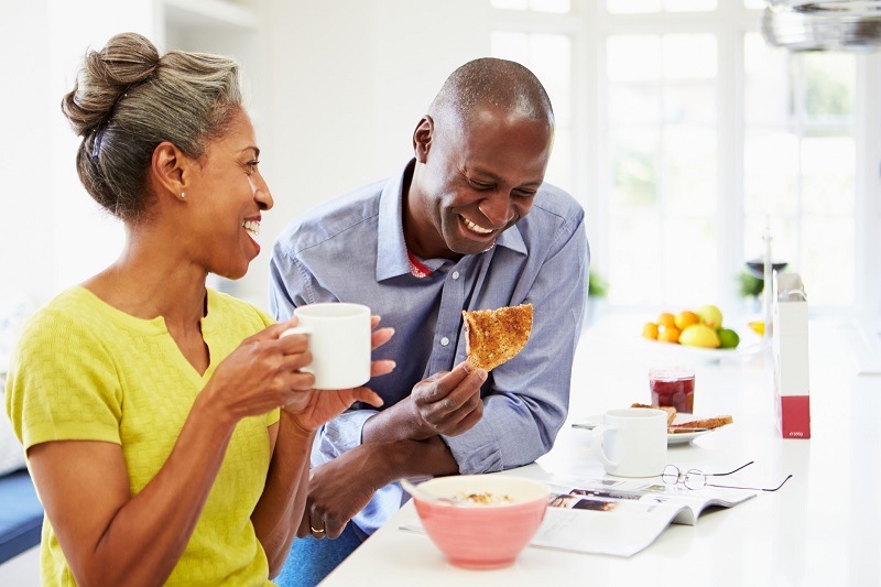 couple eating breakfast to lose weight