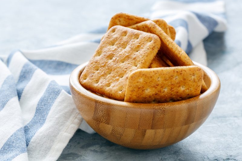 whole grain crackers are a healthy no-cook SmartCarb