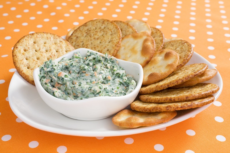 Spinach dip and crackers
