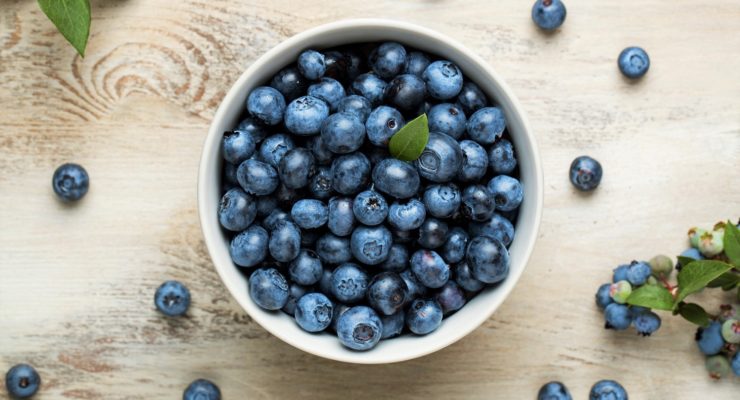 Fresh blueberries in a bowl