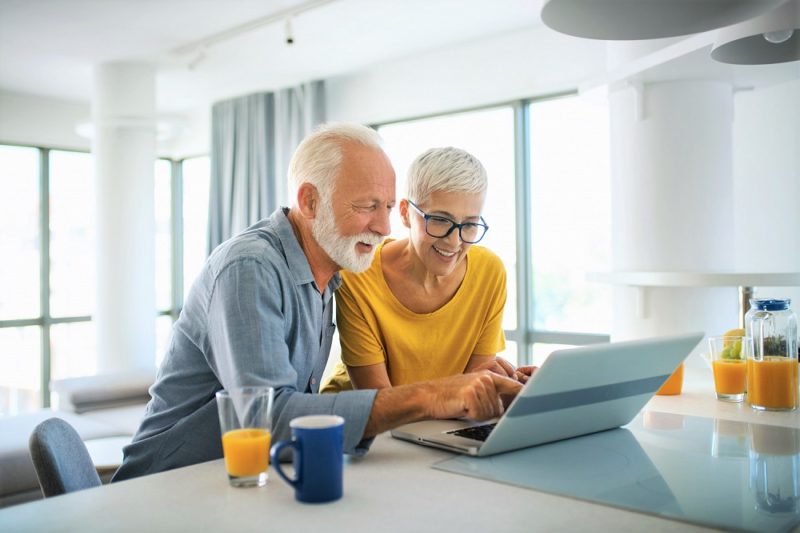 couple on a laptop editing their next Nutrisystem order