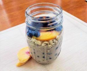 Blueberry Peach Pie Protein Overnight Oats Recipe | The Leaf