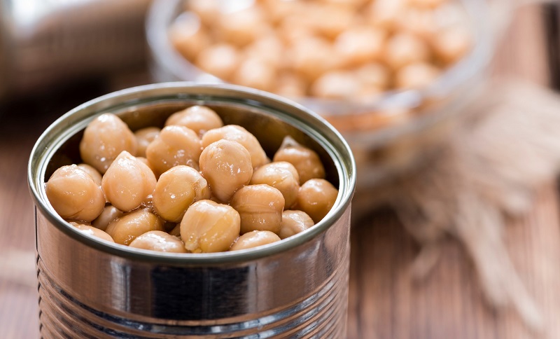 A open can of chickpeas