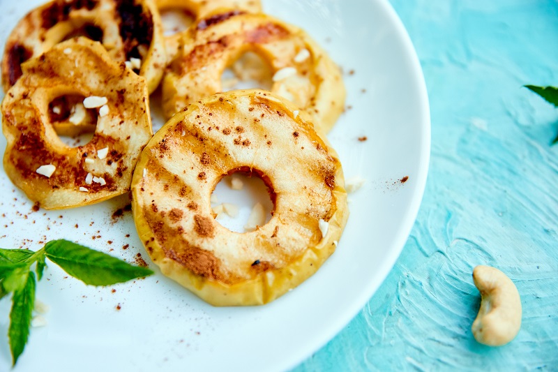 Grilled apples with cinnamon 