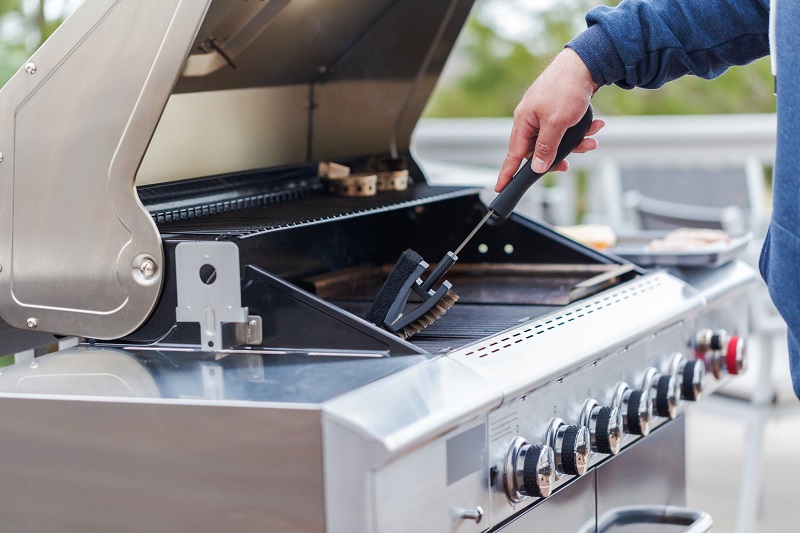 Cleaning outdoor gas grill