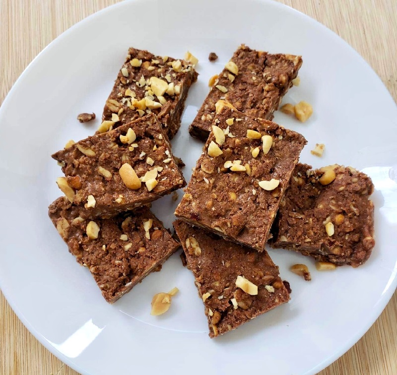 Peanut Butter Protein Brownie Bars | The Leaf