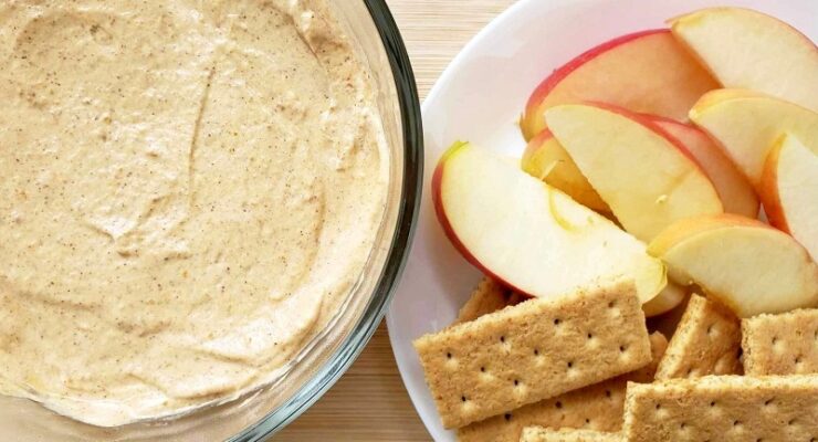 Pumpkin Pie Dip with graham crackers and apple slices