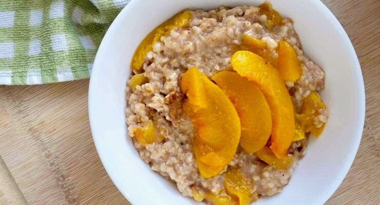 Slow Cooker Steel Cut Oats with Cinnamon and Peaches