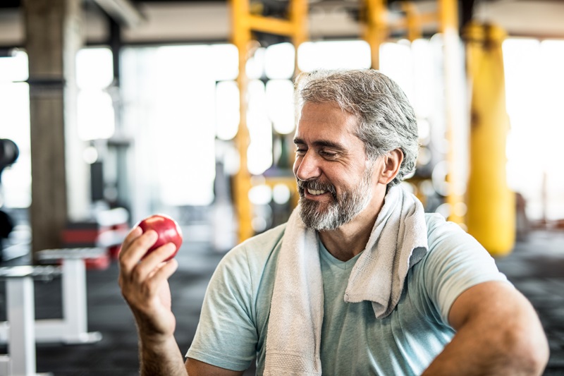 man eating an apple losing weight after 40