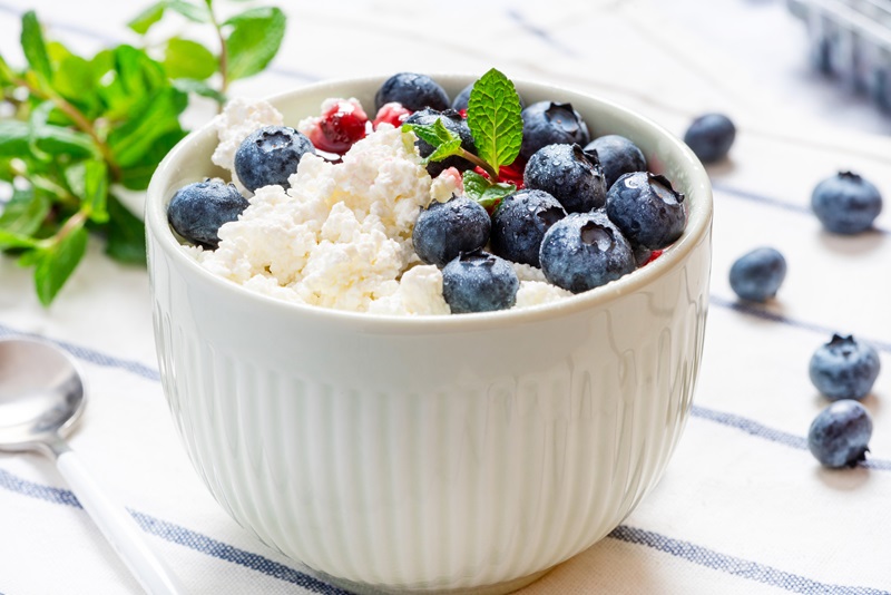 Cottage cheese with jam and fresh blueberries