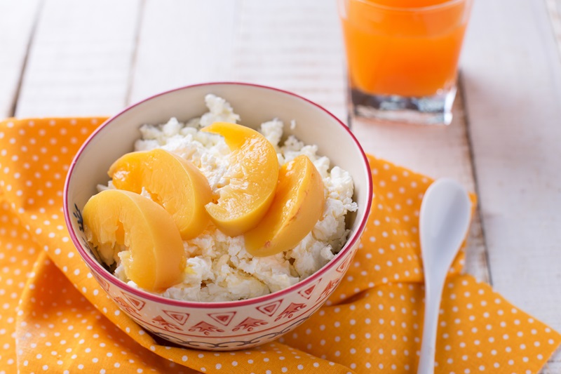 Fresh cottage cheese with peaches