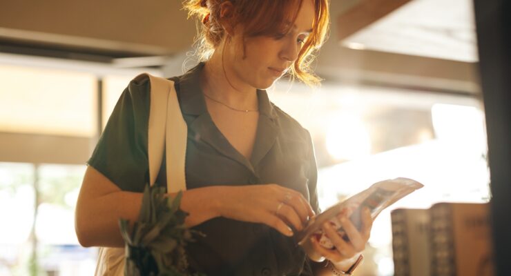 woman reading a food label looking for health claims