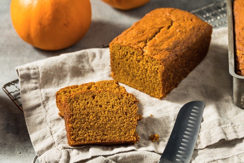 healthy pumpkin bread loaf