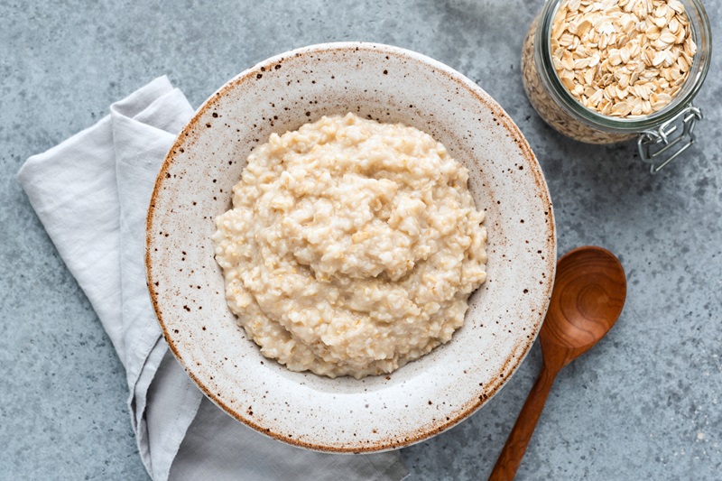 a bowl of oatmeal is high in fiber